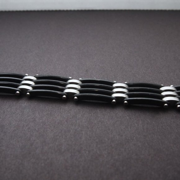 Surgical Stainless Steel Men's Stylish Bracelet - Picture 2 of 4